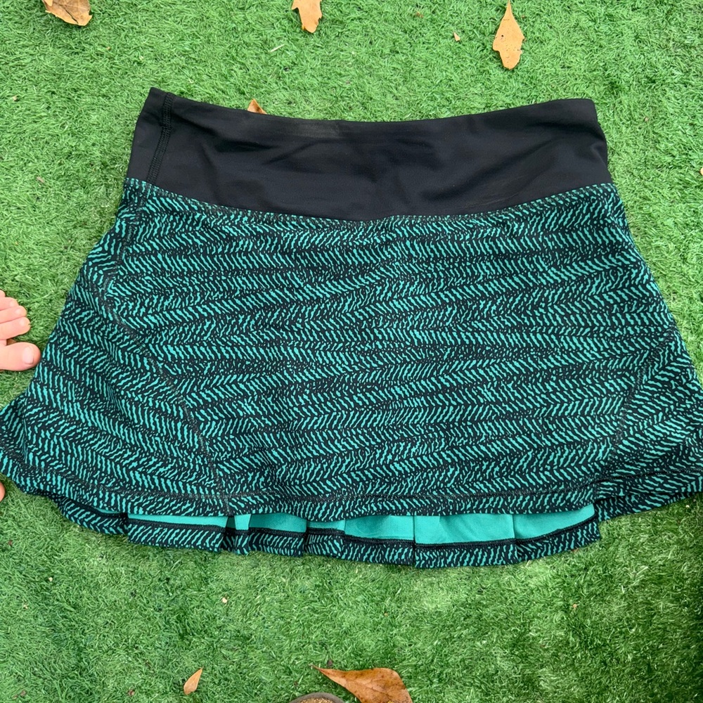 Lululemon Green & Black Tennis Skort Skirt Circuit Breaker Pleated Back Size 2